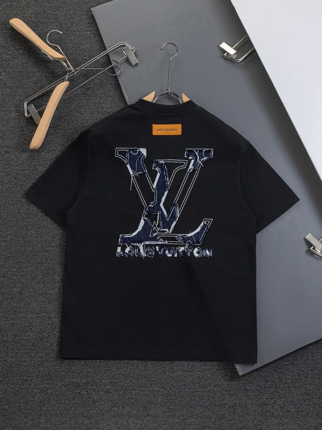🅿️210 Louis Vuitton 1V LV lv slightly wide version S-XL LV 26ss new products are available at counters simultaneously. Multiple craftsmanship. Front and rear denim patch letters🪡 embroidery. Round neck short-sleeved T-shirt, same style for men and women! Consigned to one-to-one creation. Synchronized with the official website, pure cotton fabrics at the counter! It is close to the skin and comfortable, durable and easy to wear. It has a classic and simple logo design and meticulous original craftsmanship. Short-sleeves, a must-have item for men, do not appear to be the same for the general public, but must be unique and eye-catching. This LV short-sleeve is all about quality, comfort, the same shape and fashion as always, including fabrics and cutting techniques. All of them have been made with great effort! 320 grams of washed pure cotton fabric, pure cotton is breathable, very refreshing and comfortable for daily wear. The rib knitting on the neckline is smooth and tight, and the neckline will not be skewed if you toss it at will. The loose version, you will find that it looks really good on the upper body. The overall is minimalist and neat, super versatile for daily use! Pair it casually with a pair of pants for a youthful look. A T-shirt will make your outfit crazy. It is a fashionable item that can never go wrong! Color: Black White Size: S-XL Size chart: S: Shoulder width 50-Bust 56-Length 70 M: Shoulder width 52-Bust 57-Length 72 L: Shoulder width 54-Bust 59-Length 74 XL: Shoulder width 56-Bust 62-Length 76